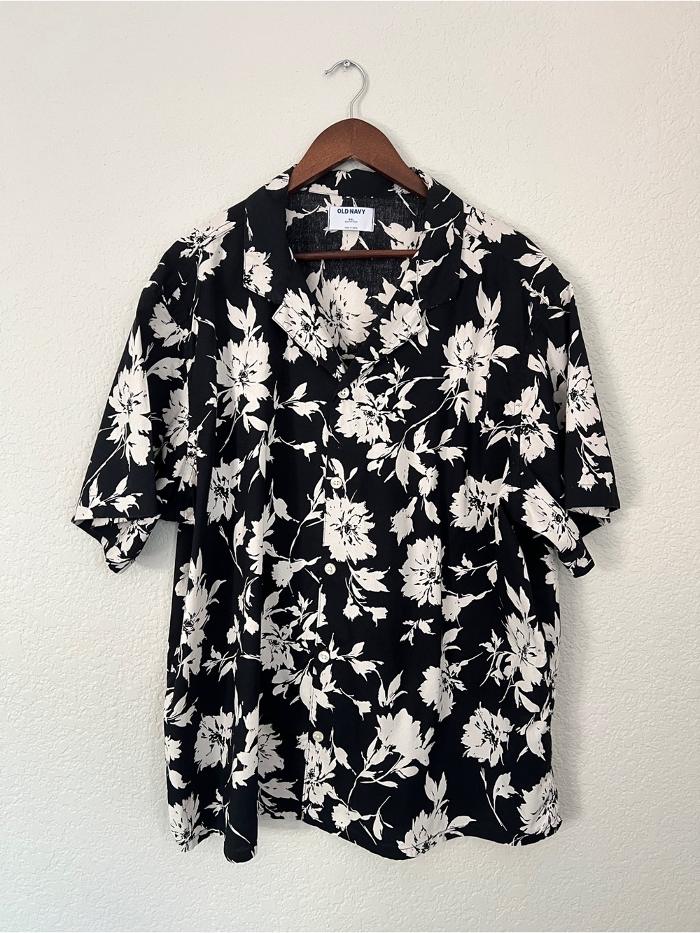Old Navy Black and White Floral Button-Up Shirt